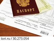 Справка о доходах физического лица, российский паспорт и страховое свидетельство "Снилс" лежат на столе (2019 год). Редакционное фото, фотограф Игорь Низов / Фотобанк Лори