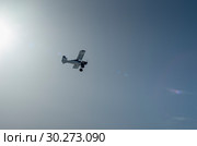 Учебный самолет на фоне солнца. Training aircraft on the background of the sun. Стоковое фото, фотограф Евгений Романов / Фотобанк Лори