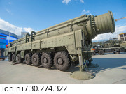 Российская пусковая установка 15У168 комплекса «Тополь» с межконтинентальной баллистической ракетой РС-12М (по классификации НАТО SS-25 Sickle) в военно-патриотическом парке "Патриот", вид слева-сзади (2016 год). Редакционное фото, фотограф Малышев Андрей / Фотобанк Лори