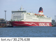 Морской круизный паром "Мариэлла"  компании "Викинг Лайн" крупным планом солнечным мартовским днем. Хельсинки, Финляндия (2019 год). Редакционное фото, фотограф Виктор Карасев / Фотобанк Лори