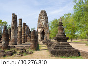 На руинах древнего буддистского храма Wat Phra Pai Luang жарким солнечным днем. Сукхотай, Таиланд (2018 год). Стоковое фото, фотограф Виктор Карасев / Фотобанк Лори