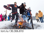 Россия. Ленинградская область. Празднование Масленицы на холмах Суоранды. Прыжки через костер (2018 год). Редакционное фото, фотограф Евгений Кашпирев / Фотобанк Лори