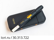 IQOS 2.4 Plus — инновационная система нагревания табака. Зарядное устройство и держатель со стиком (2019 год). Редакционное фото, фотограф Владимир Сергеев / Фотобанк Лори