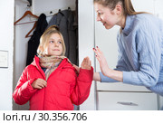 Mother says goodbye to her little daughter in the hallway at home. Стоковое фото, фотограф Яков Филимонов / Фотобанк Лори