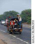 The people of India go by transport (2012 год). Редакционное фото, фотограф Игорь Жоров / Фотобанк Лори