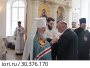 Митрополит Крутицкий и Коломенский Ювеналий вручает награды в храме деревни Никольское (2018 год). Редакционное фото, фотограф Дмитрий Неумоин / Фотобанк Лори