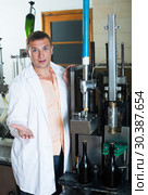 line operator working in wine factory. Стоковое фото, фотограф Яков Филимонов / Фотобанк Лори