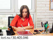 Сотрудница пишет заявление за столом в офисе. Стоковое фото, фотограф Иванов Алексей / Фотобанк Лори