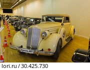 Автомобиль "Паккард" (Twelve series 1507, модель 1039) 1937 года выпуска на выставке старых и редких автомобилей (2018 год). Редакционное фото, фотограф Сергей Рыбин / Фотобанк Лори