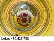 Запасное колесо на автомобиле "Паккард" (Twelve series 1507, модель 1039) 1937 года выпуска на выставке старых и редких автомобилей (2018 год). Редакционное фото, фотограф Сергей Рыбин / Фотобанк Лори