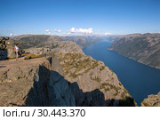 На вершине Пульпит Рок (Прекестулен). Норвегия (2014 год). Редакционное фото, фотограф Сергей Афанасьев / Фотобанк Лори