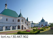 Спасо-Преображенский мужской монастырь в Муроме, Владимирская область, Россия. Храм  Василия, епископа Рязанского при настоятельском доме и надвратная церковь преподобного Кирилла Белозерского (2018 год). Стоковое фото, фотограф Елена Коромыслова / Фотобанк Лори