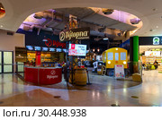 Ресторан Vytopna (пивная "Веерное депо") в ТЦ “Палладиум”, Прага, Чехия (2019 год). Редакционное фото, фотограф Ольга Коцюба / Фотобанк Лори
