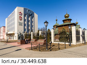 Город Тула, Храм Равноапостольного князя Владимира и  "Туламашзавод" весной на фоне голубого неба (2019 год). Редакционное фото, фотограф Игорь Низов / Фотобанк Лори
