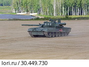 Российский основной боевой танк Т-80У на Международном военно-техническом форуме "Армия-2018". Московская область, полигон "Алабино" Редакционное фото, фотограф Игорь Долгов / Фотобанк Лори