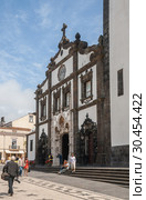People on street near the church of St. Sebastian, Ponta Delgada, Azores (2012 год). Редакционное фото, фотограф Юлия Бабкина / Фотобанк Лори
