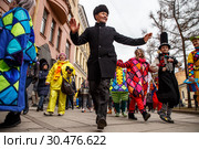 Участники ежегодного шествие клоунских и театральных коллективов из разных уголков России в преддверии Дня смеха на Васильевском острове в Санкт-Петербурге (2019 год). Редакционное фото, фотограф Евгений Кашпирев / Фотобанк Лори