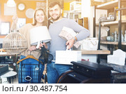 pair standing with purchases in furnishings shop. Стоковое фото, фотограф Яков Филимонов / Фотобанк Лори