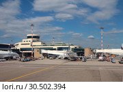Аэровокзальный комплекс и самолет авиакомпании "UTair". Милан, Италия (2018 год). Редакционное фото, фотограф Вадим Хомяков / Фотобанк Лори