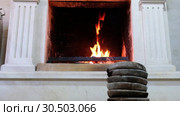 A stack of hot georgian clay pots Ketsi with cooked traditional Georgian corn bread near fireplace. Стоковое видео, видеограф Сергей Пристяжнюк (Serg Zastavkin) / Фотобанк Лори