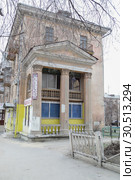 The old Soviet multystoried building with balconies and columns of Parthenon, Krasnooktyabrsky district, Volgograd (2019 год). Редакционное фото, фотограф Владимир Арсентьев / Фотобанк Лори