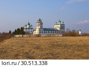 Вид на Николо-Вяжищский монастырь солнечным апрельским вечером. Вяжищи Новгородская область, Россия (2019 год). Стоковое фото, фотограф Виктор Карасев / Фотобанк Лори