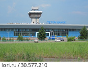 Здание аэропорта "Черемшанка". Красноярский край (2011 год). Редакционное фото, фотограф Сапрыгин Сергей / Фотобанк Лори