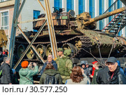 Captured tank of terrorists with artisanal reactive armor on a railway flatcar (2019 год). Редакционное фото, фотограф Евгений Харитонов / Фотобанк Лори