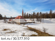 Приоратский замок ранней весной, Гатчина (2019 год). Редакционное фото, фотограф Юлия Бабкина / Фотобанк Лори