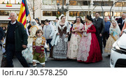 Falleres parading during Falles celebration (2019 год). Редакционное фото, фотограф Яков Филимонов / Фотобанк Лори