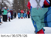 Забег в сшитых на троих шортах. Зимние забавы в Заводоуковске (2019 год). Редакционное фото, фотограф Анатолий Матвейчук / Фотобанк Лори