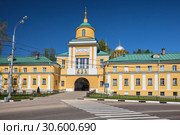 Хотьков Покровский монастырь, церковь Св.Митрофана Воронежского над южными воротами и корпуса богадельни (2018 год). Стоковое фото, фотограф Юлия Бабкина / Фотобанк Лори