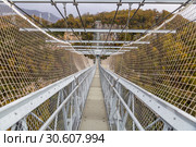 Подвесной пешеходный мост "Скайбридж" (SkyBridge) через Ахштырское ущелье в "Скайпарк" (Skypark), Сочи (2018 год). Редакционное фото, фотограф Ольга Сейфутдинова / Фотобанк Лори