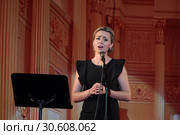 Певица Ксения Гирина на сцене ДК Балашиха (2019 год). Редакционное фото, фотограф Дмитрий Неумоин / Фотобанк Лори