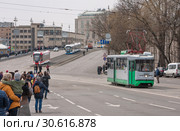 Парад трамваев в честь 120-летия Московского трамвая. Трамвайный вагон 71-135 (ЛМ-2000) съехал с Большого Устьинского моста. Парадная  колонна трамваев движется по мосту (2019 год). Редакционное фото, фотограф Наталья Николаева / Фотобанк Лори