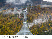 Подвесной пешеходный мост "Скайбридж" (SkyBridge) через Ахштырское ущелье в "Скайпарк" (Skypark), Сочи (2018 год). Редакционное фото, фотограф Ольга Сейфутдинова / Фотобанк Лори