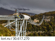 Подвесной пешеходный мост "Скайбридж" (SkyBridge) через Ахштырское ущелье в "Скайпарк" (Skypark), Сочи (2018 год). Редакционное фото, фотограф Ольга Сейфутдинова / Фотобанк Лори
