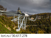 Подвесной пешеходный мост "Скайбридж" (SkyBridge) через Ахштырское ущелье в "Скайпарк" (Skypark), Сочи (2018 год). Редакционное фото, фотограф Ольга Сейфутдинова / Фотобанк Лори