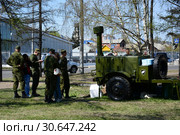Военно-полевая кухня стоит на улице рядом с парнями в военной форме и девушками (2015 год). Редакционное фото, фотограф Светлана Грызлова / Фотобанк Лори