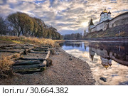 Зимние проблески. View of the Pskov Kremlin and the remains of a former wooden jetty (2013 год). Редакционное фото, фотограф Baturina Yuliya / Фотобанк Лори