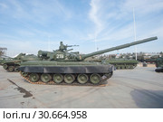 Советский основной газотурбинный танк Т-80Б в экспозиции парка "Патриот" в Московской области (2016 год). Редакционное фото, фотограф Малышев Андрей / Фотобанк Лори