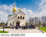 Москва. 27 апреля 2019 года. Пасха. Храм в честь Казанской иконы Божией Матери в парке Мещерский. Люди ждут освящения куличей и яиц. Редакционное фото, фотограф Светлана Васильева / Фотобанк Лори