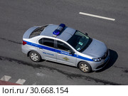 Вид сверху на полицейский патрульный автомобиль в центре города Москвы, Россия (2019 год). Редакционное фото, фотограф Николай Винокуров / Фотобанк Лори