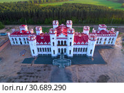 Восстановленный старинный замок-дворец Пусловских крупным планом апрельским днем. Коссово, Белоруссия (2019 год). Стоковое фото, фотограф Виктор Карасев / Фотобанк Лори