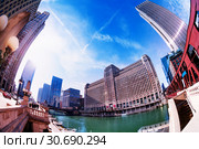 Main riverbank embarkment in Chicago city downtown (2018 год). Стоковое фото, фотограф Сергей Новиков / Фотобанк Лори