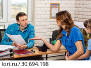 Женщина требует обосновать начисление счета на приеме у специалиста. Стоковое фото, фотограф Иванов Алексей / Фотобанк Лори