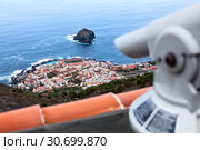 Вид на город Гарачико и скалу в Атлантическом океане Roque de Garachico с обзорной площадки. Тенерифе, Канарские острова, Испания (2016 год). Стоковое фото, фотограф Кекяляйнен Андрей / Фотобанк Лори