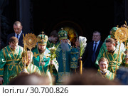 Священнослужители во время крестного хода вокруг Исаакиевского собора в честь праздника Входа Господня в Иерусалим (Вербное воскресенье) (2019 год). Редакционное фото, фотограф Евгений Кашпирев / Фотобанк Лори