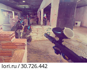 guys and girls are targeting in enemy behind barricades. Стоковое фото, фотограф Яков Филимонов / Фотобанк Лори