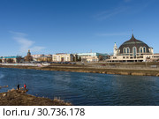 Город Тула. Городской пейзаж с видом на музей оружия и Московский индустриальный банк на фоне синего неба (2019 год). Редакционное фото, фотограф Игорь Низов / Фотобанк Лори